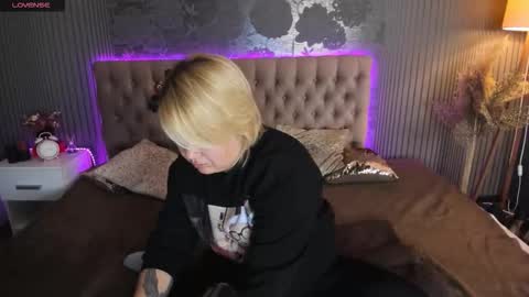 Snapshot of curlydreams chatting on October 20, 5:30 am CurlyDreams online show from October 20, 5:30 am