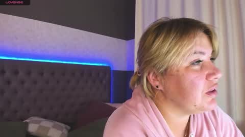 Snapshot of curlydreams chatting on November 3, 8:32 pm CurlyDreams online show from November 3, 8:32 pm