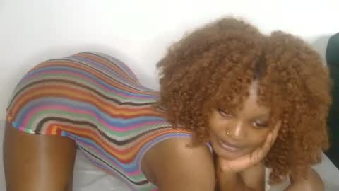 Snapshot of curvy_vee chatting on July 8, 12:04 am vee online show from July 8, 12:04 am