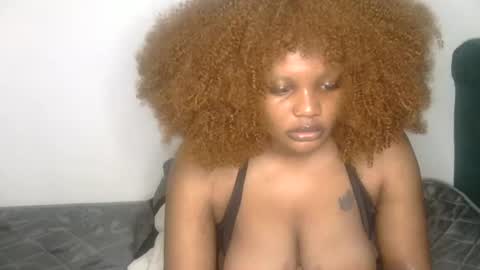 Snapshot of curvy_vee chatting on July 17, 11:17 am vee online show from July 17, 11:17 am