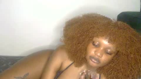 Snapshot of curvy_vee chatting on July 17, 11:20 pm vee online show from July 17, 11:20 pm