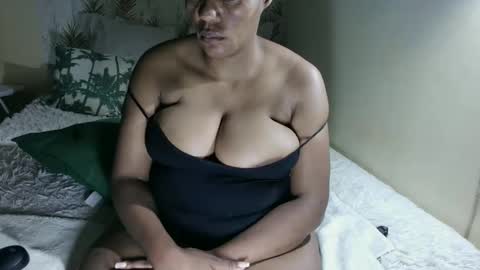 Snapshot of curvybae45 chatting on October 11, 3:39 am curvybae45 online show from October 11, 3:39 am