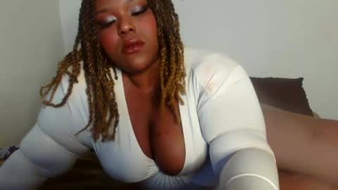 Snapshot of curvybcelinemixe chatting on December 21, 7:24 am Cline online show from December 21, 7:24 am