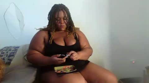 Snapshot of curvybcelinemixe chatting on December 31, 2:19 am Cline online show from December 31, 2:19 am