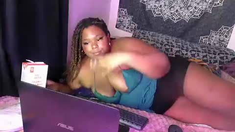 Snapshot of curvybcelinemixe chatting on February 16, 5:15 am Cline online show from February 16, 5:15 am