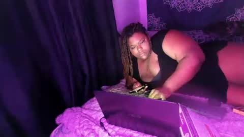Snapshot of curvybcelinemixe chatting on February 19, 3:39 am Cline online show from February 19, 3:39 am