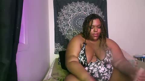 Snapshot of curvybcelinemixe chatting on February 25, 5:41 am Cline online show from February 25, 5:41 am