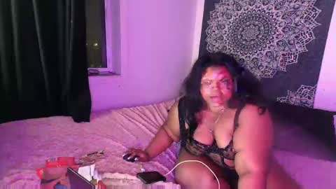 Snapshot of curvybcelinemixe chatting on March 12, 1:25 am Cline online show from March 12, 1:25 am