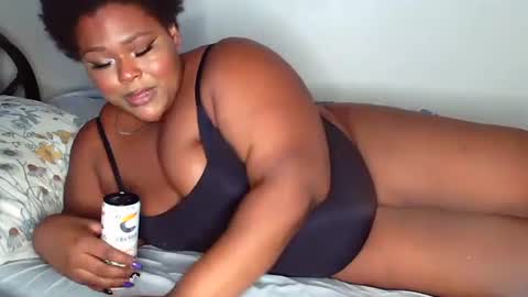 Snapshot of curvybcelinemixe chatting on October 5, 2:54 am Cline online show from October 5, 2:54 am