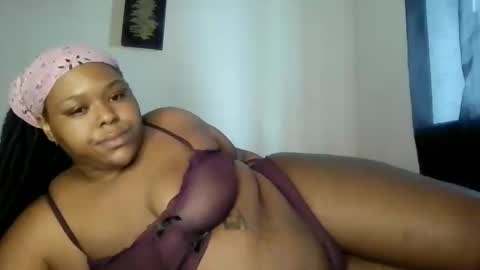 Snapshot of curvybcelinemixe chatting on March 15, 6:36 pm Cline online show from March 15, 6:36 pm