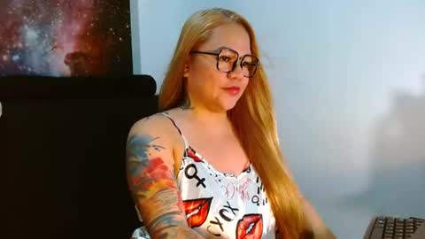 Snapshot of curvycherry4u chatting on July 4, 2:07 am C H E R R Y online show from July 4, 2:07 am