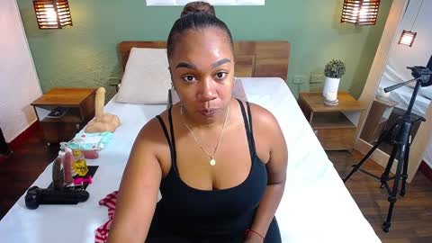 Snapshot of curvyebonyy_ chatting on December 28, 7:22 pm Danna online show from December 28, 7:22 pm