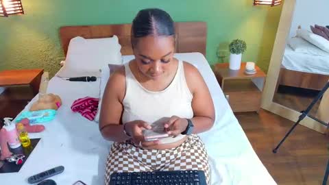 Snapshot of curvyebonyy_ chatting on September 17, 7:59 pm Danna online show from September 17, 7:59 pm