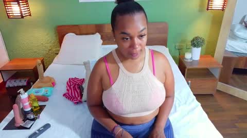 Snapshot of curvyebonyy_ chatting on September 23, 8:12 pm Danna online show from September 23, 8:12 pm