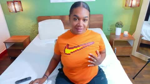 Snapshot of curvyebonyy_ chatting on October 10, 8:30 pm Danna online show from October 10, 8:30 pm