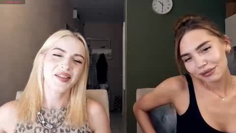Snapshot of cute_coupleeee chatting on June 14, 6:32 pm Masha and Liza online show from June 14, 6:32 pm