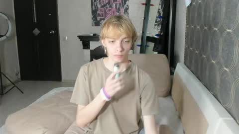Snapshot of cute_grecha chatting on April 27, 6:28 pm Grisha online show from April 27, 6:28 pm
