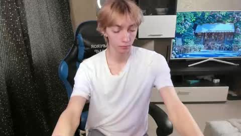 Snapshot of cute_grecha chatting on April 30, 11:38 am Grisha online show from April 30, 11:38 am