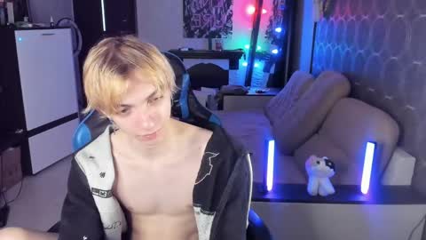 Snapshot of cute_grecha chatting on May 12, 2:03 pm Grisha online show from May 12, 2:03 pm