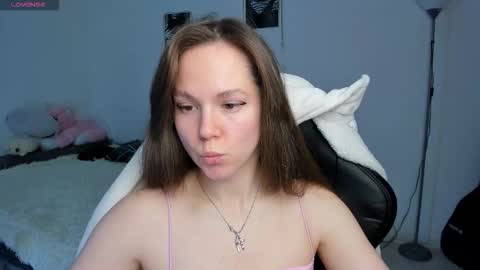 Snapshot of cute_little_ass chatting on November 3, 4:03 am Emily online show from November 3, 4:03 am