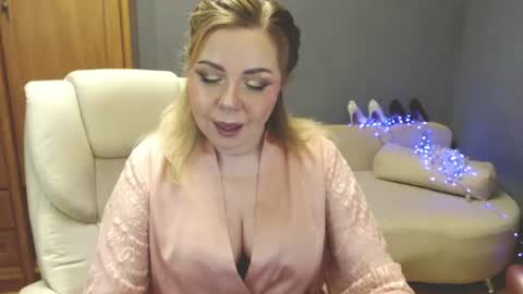 Snapshot of cute_phoenix chatting on June 18, 7:07 pm cute_phoenix online show from June 18, 7:07 pm