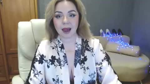 Snapshot of cute_phoenix chatting on June 19, 7:17 pm cute_phoenix online show from June 19, 7:17 pm