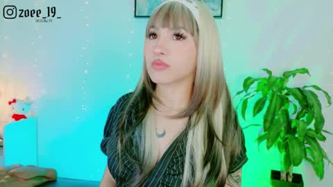 Zoe  online show from March 30, 4:35 am