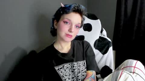 Snapshot of cutemetalgoddess chatting on January 13, 4:39 am Alice online show from January 13, 4:39 am