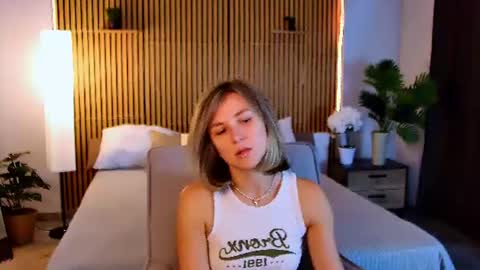 Snapshot of cutemirage chatting on June 28, 2:34 pm cutemirage online show from June 28, 2:34 pm