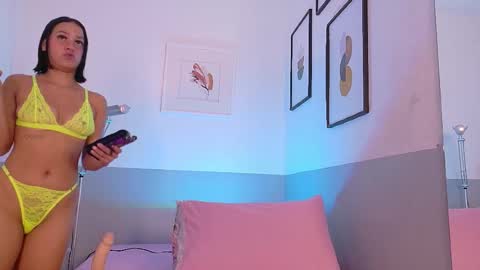 cutepetitee online show from February 11, 8:03 pm