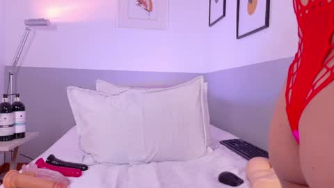 cutepetitee online show from April 8, 8:42 pm