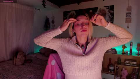 cuteweed420 online show from April 16, 2:56 am