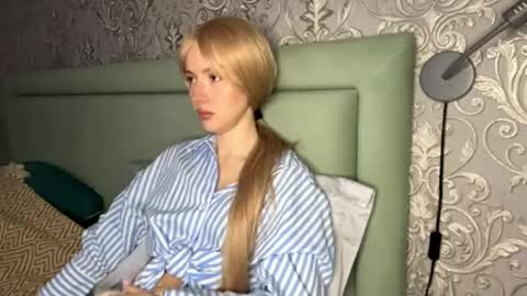 Snapshot of cutieblondyy chatting on April 19, 4:39 pm Vanessa online show from April 19, 4:39 pm