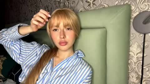 Snapshot of cutieblondyy chatting on April 19, 6:10 pm Vanessa online show from April 19, 6:10 pm