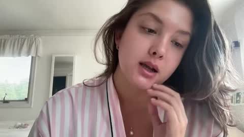 Snapshot of cutieoggg420 chatting on September 8, 6:18 pm Cutieoggg420 online show from September 8, 6:18 pm