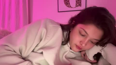 Snapshot of cutieoggg420 chatting on November 20, 9:36 pm Cutieoggg420 online show from November 20, 9:36 pm