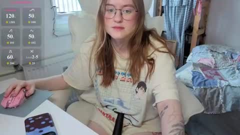 Snapshot of cutiepiealice chatting on July 20, 7:11 am Alice online show from July 20, 7:11 am