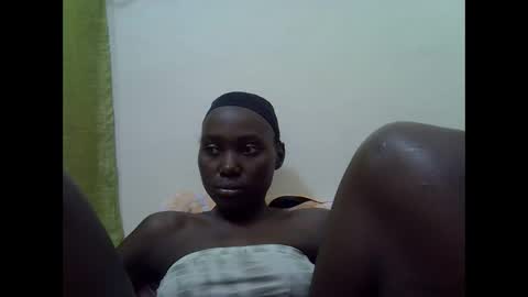 Snapshot of cuttey_slim chatting on December 13, 7:53 pm cuttey_slim online show from December 13, 7:53 pm