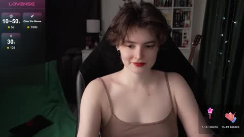 Snapshot of cybersamuraii chatting on November 17, 8:25 pm Helen Blossom online show from November 17, 8:25 pm