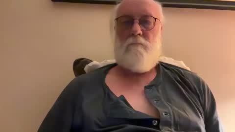 Snapshot of daddy341177 chatting on December 4, 4:32 am daddy341177 online show from December 4, 4:32 am