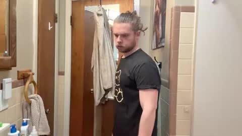 Snapshot of daddydaydrinkz chatting on December 17, 5:24 am DaddydayDrinkz online show from December 17, 5:24 am