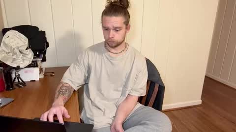 Snapshot of daddydaydrinkz chatting on December 20, 5:58 am DaddydayDrinkz online show from December 20, 5:58 am