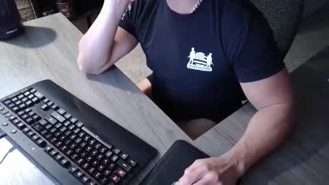 Snapshot of daddydilf4you chatting on January 16, 4:38 am daddydilf4you online show from January 16, 4:38 am