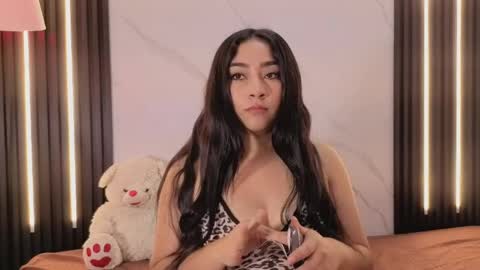 daeneryssnow_ online show from May 18, 1:50 pm