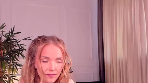 Snapshot of dahraveyne chatting on April 29, 8:07 am Deea online show from April 29, 8:07 am
