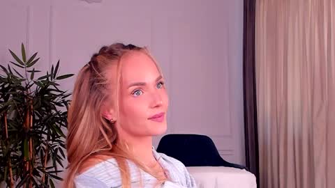 Snapshot of dahraveyne chatting on May 4, 8:10 am Deea online show from May 4, 8:10 am