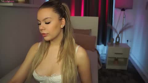 Snapshot of daisyeverly chatting on February 22, 10:47 am Daisy online show from February 22, 10:47 am