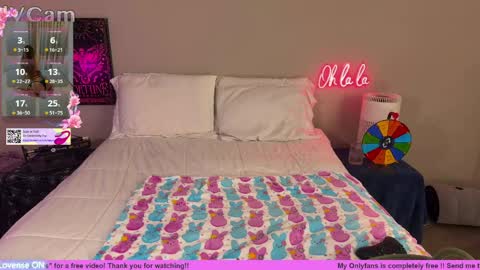 Snapshot of daisymystique chatting on April 27, 1:58 am daisymystique online show from April 27, 1:58 am