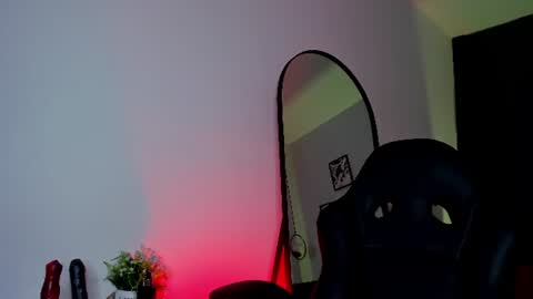 Snapshot of dakhota_rouge chatting on June 25, 5:12 am Dakhota online show from June 25, 5:12 am