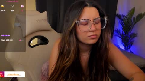 dakottaa__ online show from January 17, 11:41 pm